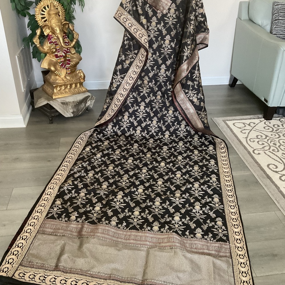 Elegant Black and Gold Floral  Indian Pakistani Saree sari
